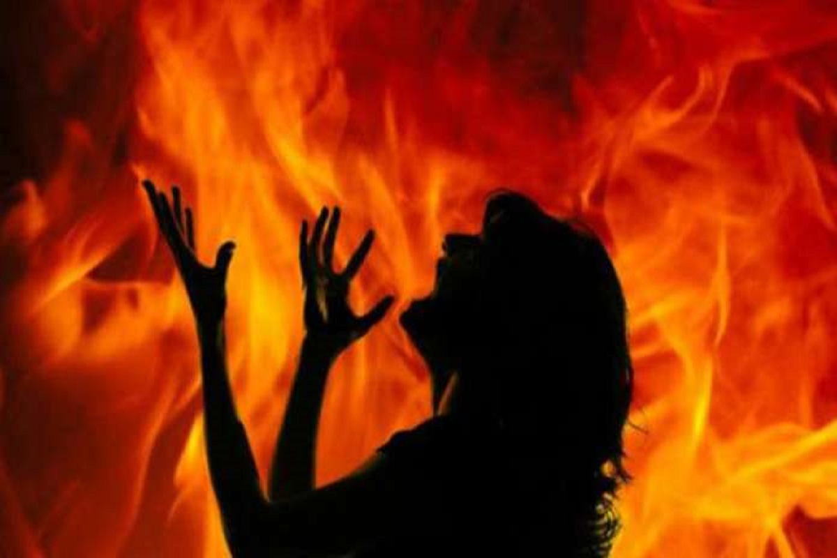 Jharkhand Girl Burnt in One Sided Love in Dumka Died in RIMS | झारखंडः  एकतरफा प्यार में जलाई गई छात्रा ने रांची में तोड़ा दम, खिड़की से पेट्रोल  छिड़ककर युवक ने लगाई