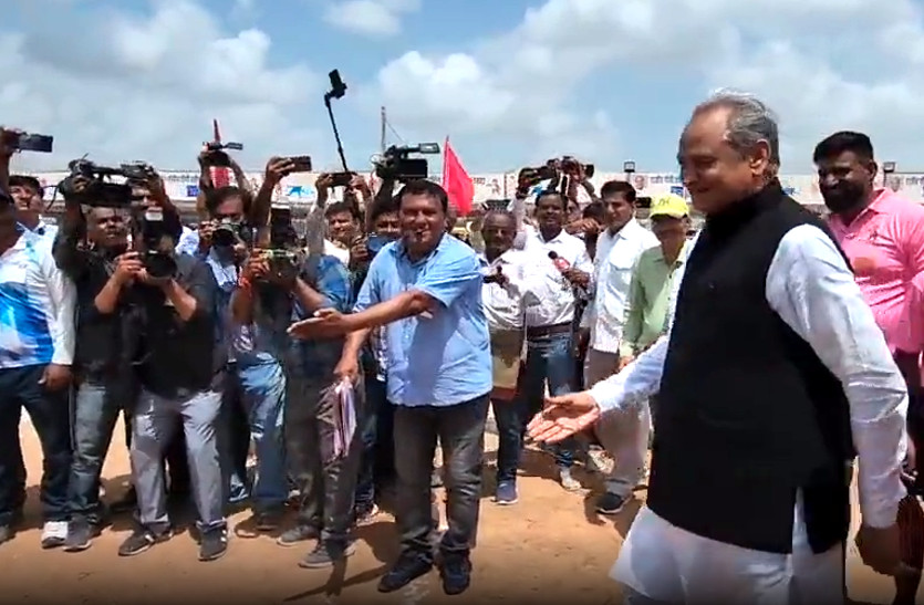 VIDEO : राजस्थान सीएम अशोक गहलोत ने कुछ इस तरह खेली कबड्डी, वायरल हो रहा वीडियो