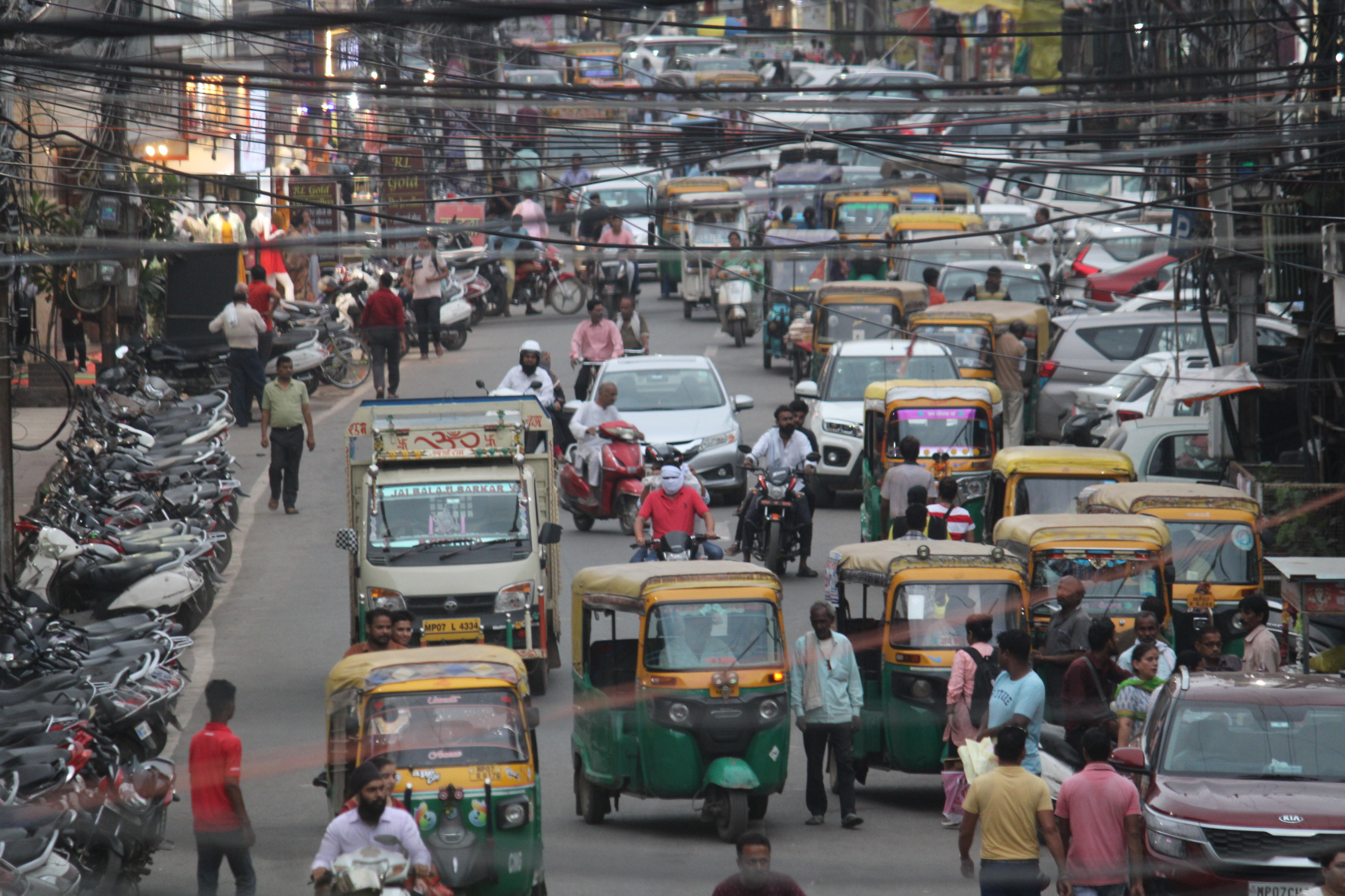 सराफा की सड़क पर 428 गाडि़यां, मार्किंग में 50 कार, 20 बाहर