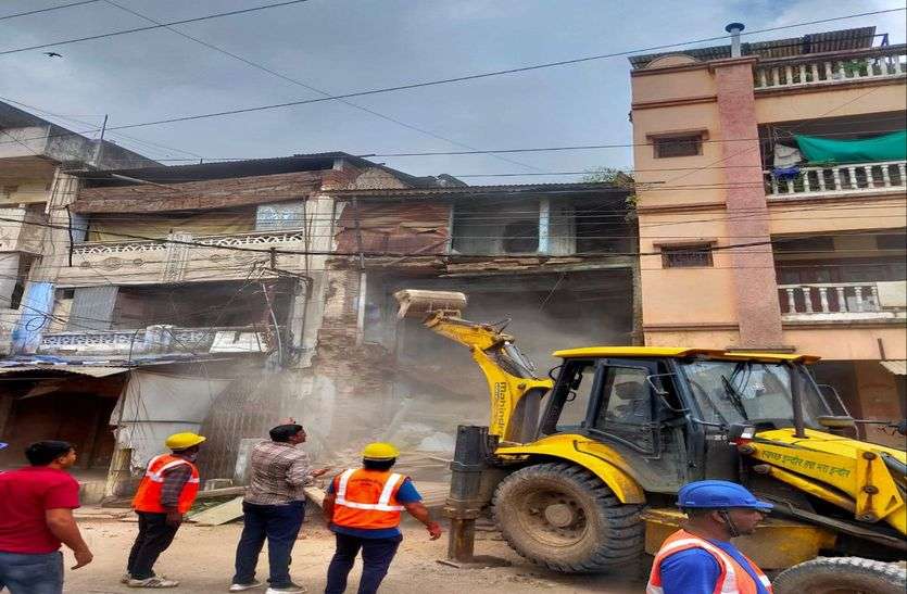 Indore News : झांकी चल समारोह, दुरुस्त होने लगा मार्ग और टूटने लगे मकान