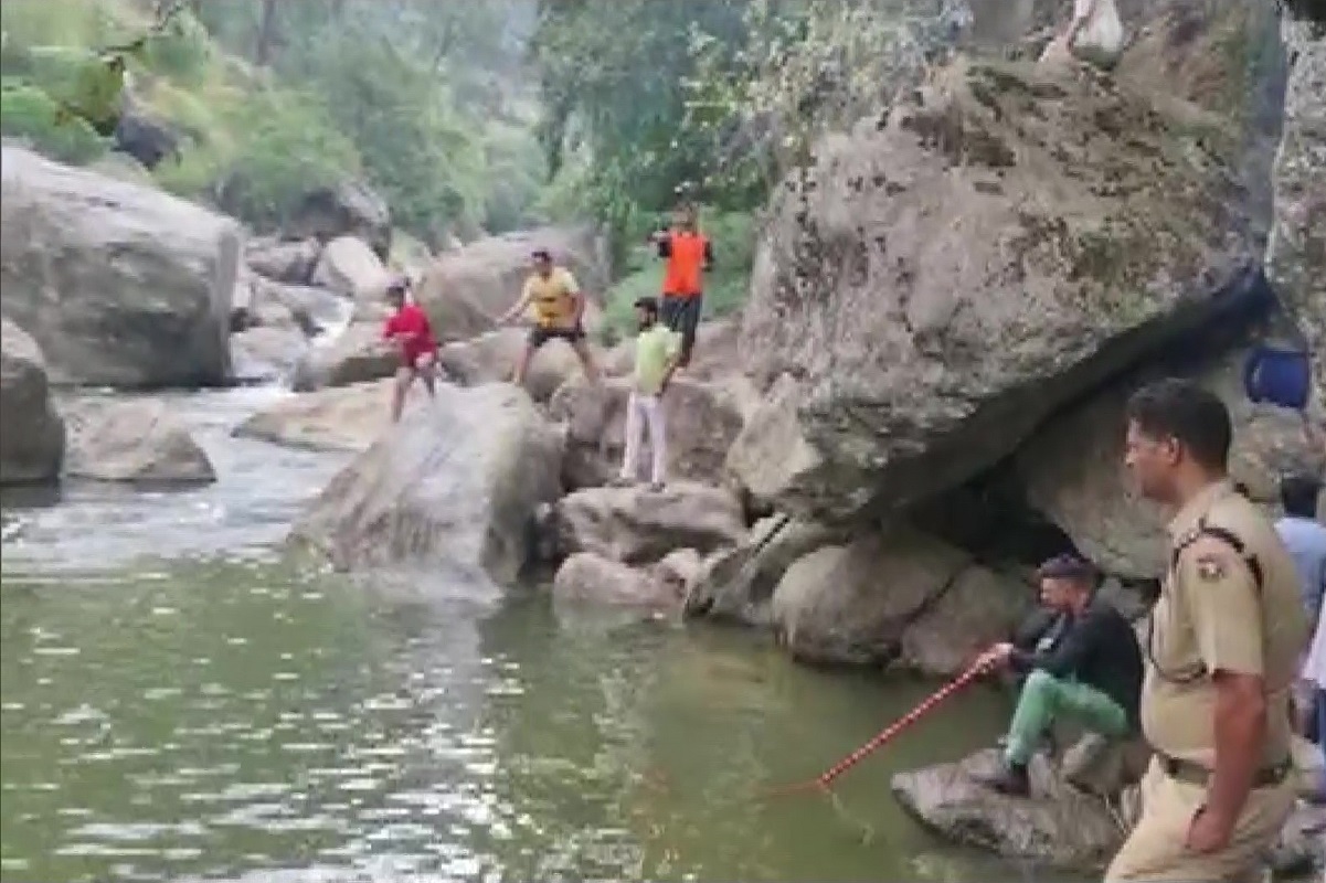  6 dead as two cars plunge into stream in Doda