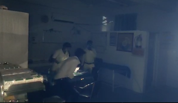 जिला अस्पताल में घंटों बिजली ना आने से तड़पते दिखे मरीज, शो पीस बना रहा जेनरेटर