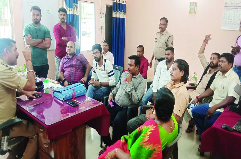 BJP workers registering a complaint in City Kotwali.