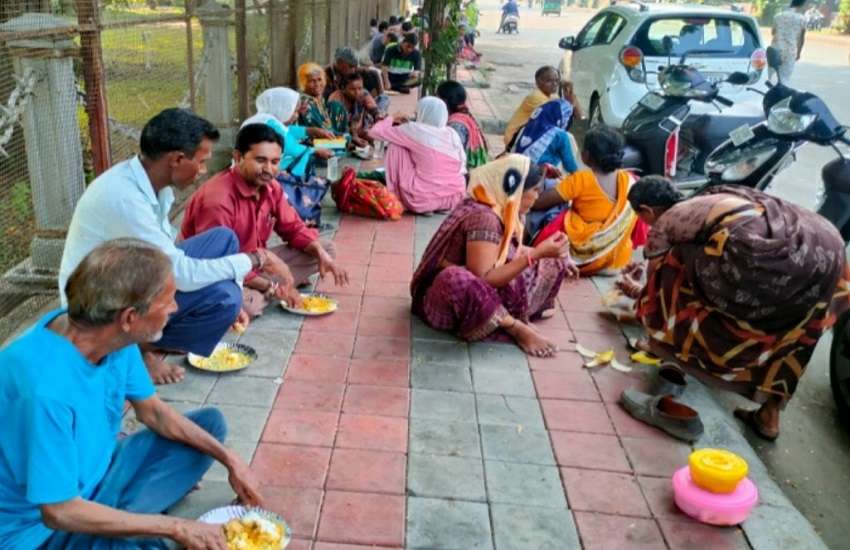 Gujarat social News पति के निधन के बाद भी गरीबों के भोजन के लिए समर्पित 'नर्मदा बेन'