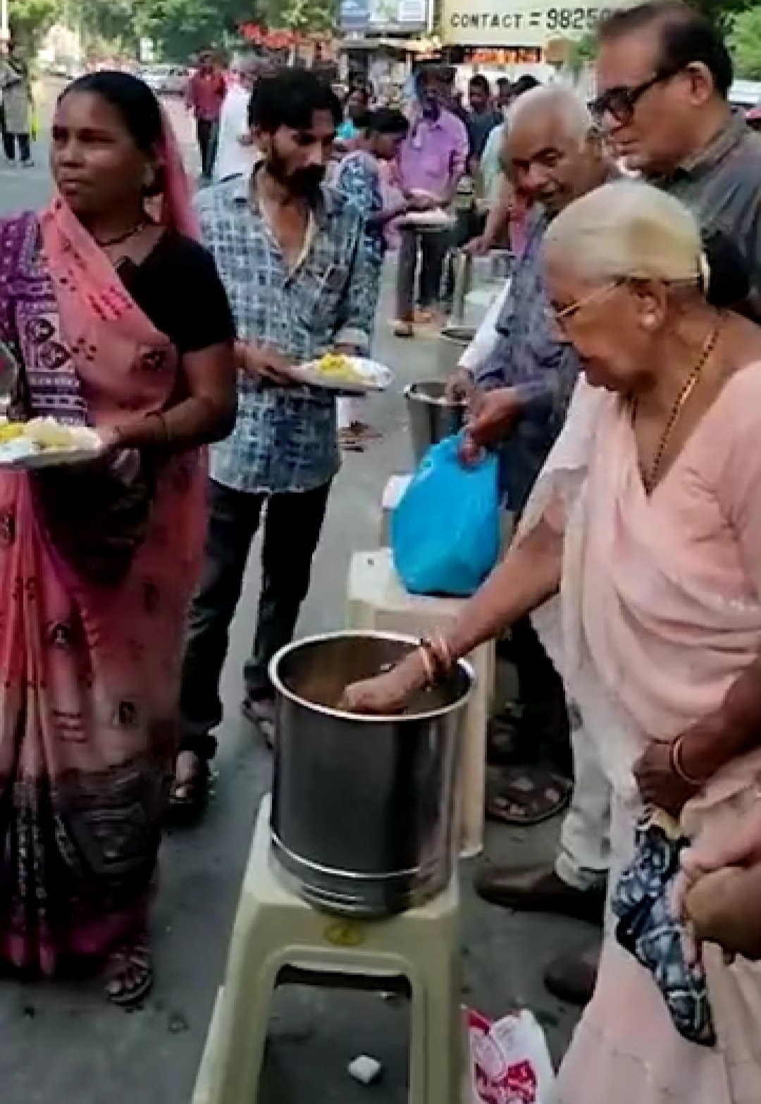 Gujarat social News पति के निधन के बाद भी गरीबों के भोजन के लिए समर्पित 'नर्मदा बेन'