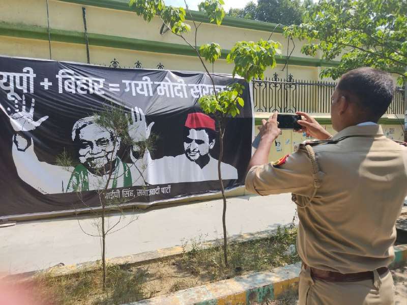 Banner put up at Samajwadi Party office, Modi government went to UP + Bihar