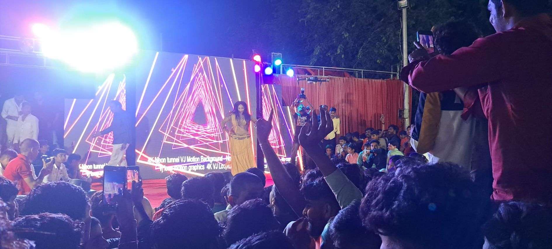 मंच पर कहां लगाए ठुमके, किसने कर दिया शर्मसार (देखे वीडियो)