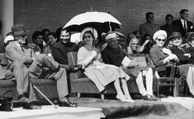 pia6k5e8_elizabeth-with-nehru-getty_625x300_08_september_22.jpg