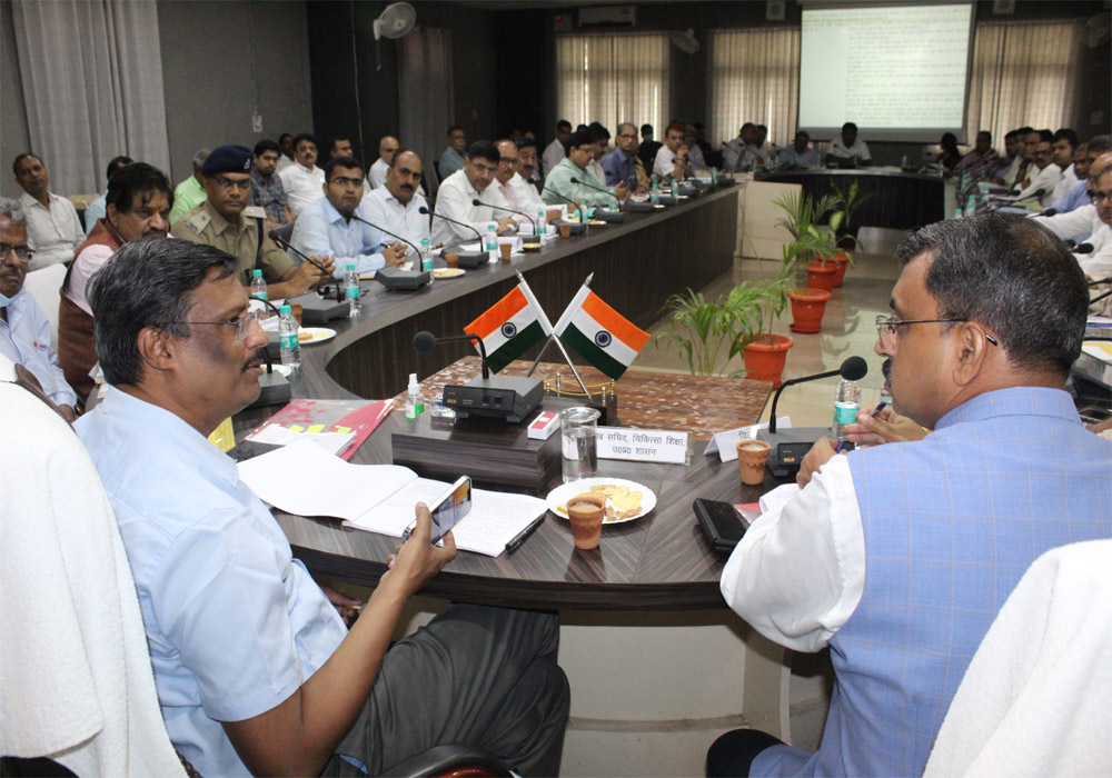 समीक्षा बैठक करते प्रमुख सचिव चिकित्सा शिक्षा/नोडल अधिकारी आजमगढ आलोक कुमार द्वितीय