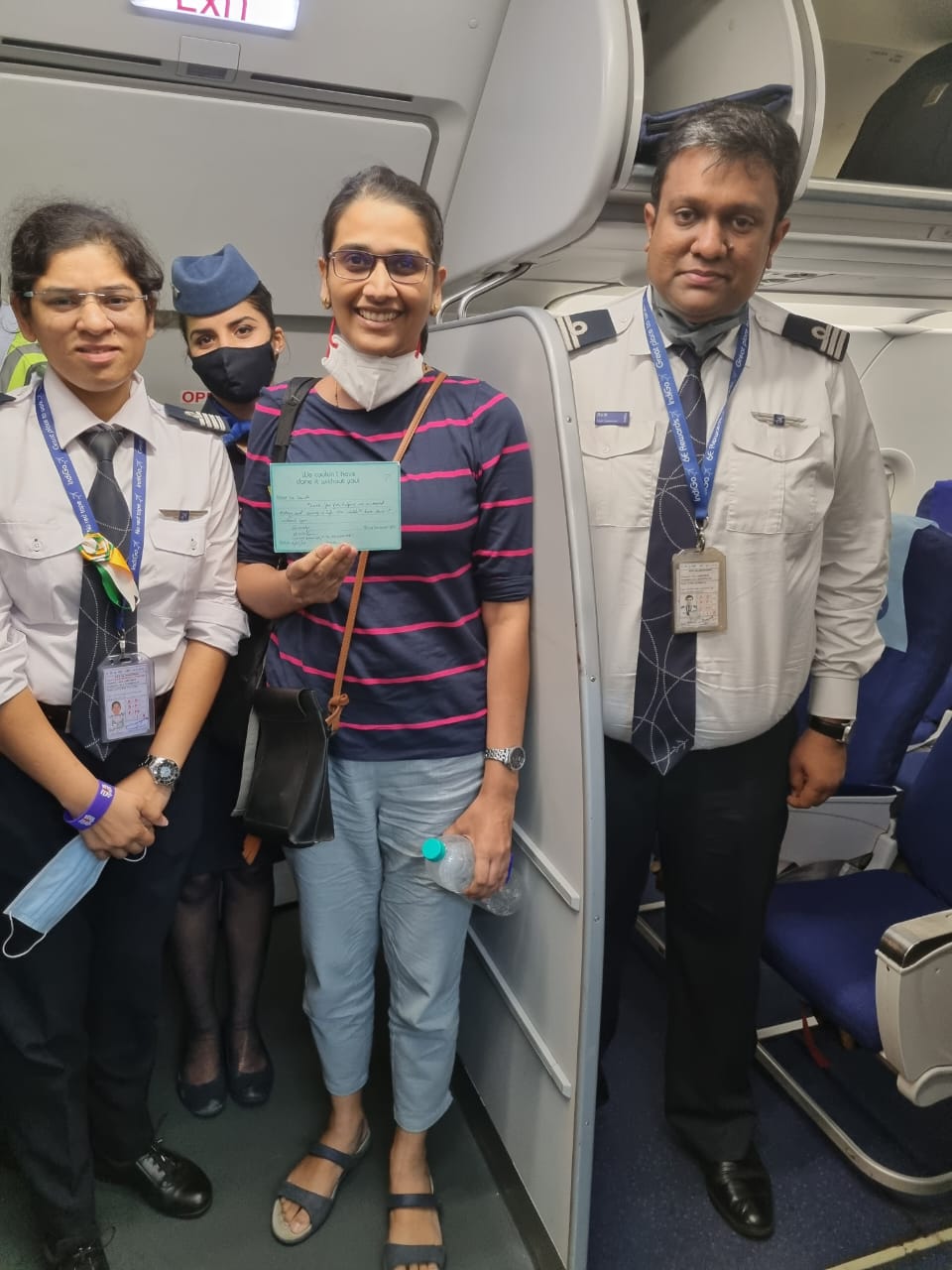 उड़ते विमान में बुजुर्ग महिला को दिल का दौरा पड़ा, तीन डॉक्टरों ने बचाई जान