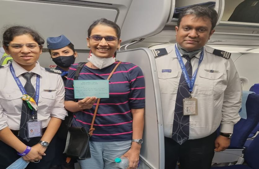 Salute to Doctors : फ्लाइट में यात्री को आया हार्ट अटैक, तीन डॉक्टर्स ने विमान की इमरजेंसी लैंडिंग करवा बचाई यात्री की जान