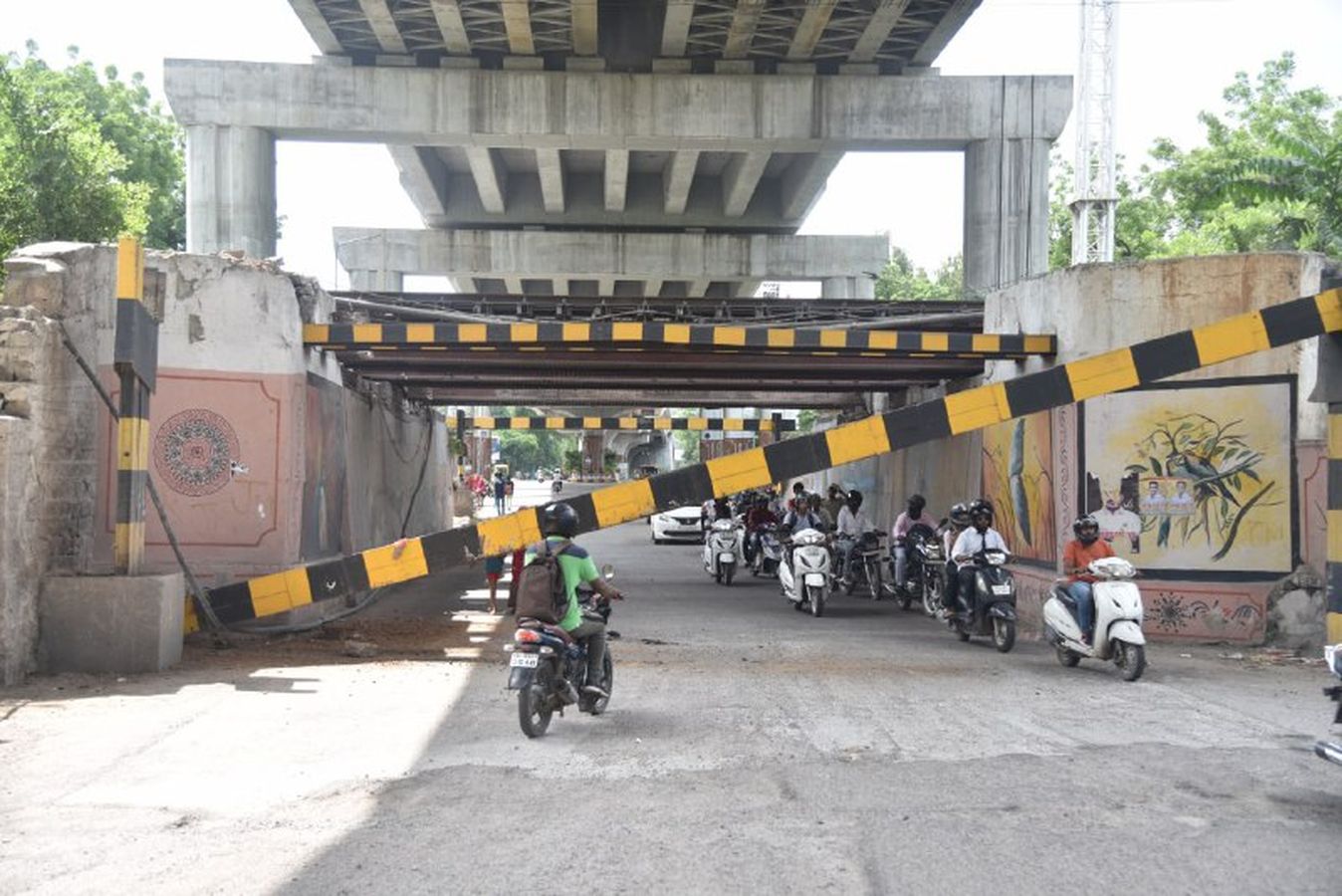 Girder dropped : लोहे का भारी भरकम गर्डर गिरा, हादसा टला