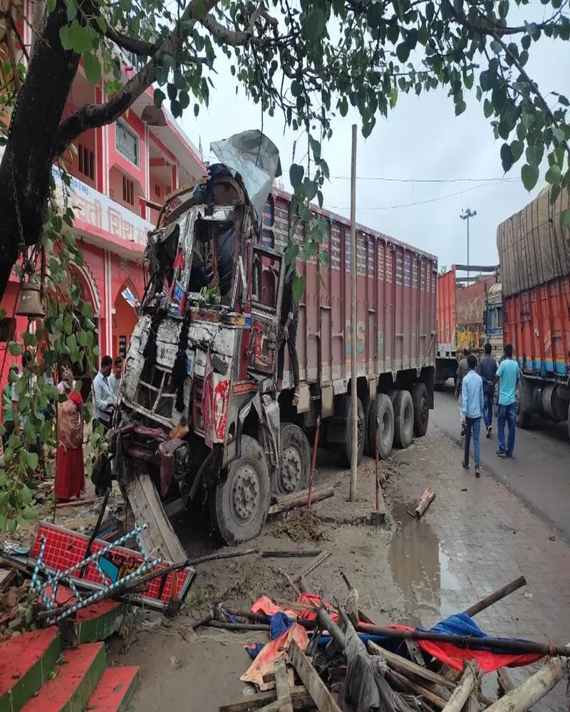 Truck Road Accident in Sultanpur Kurebhar
