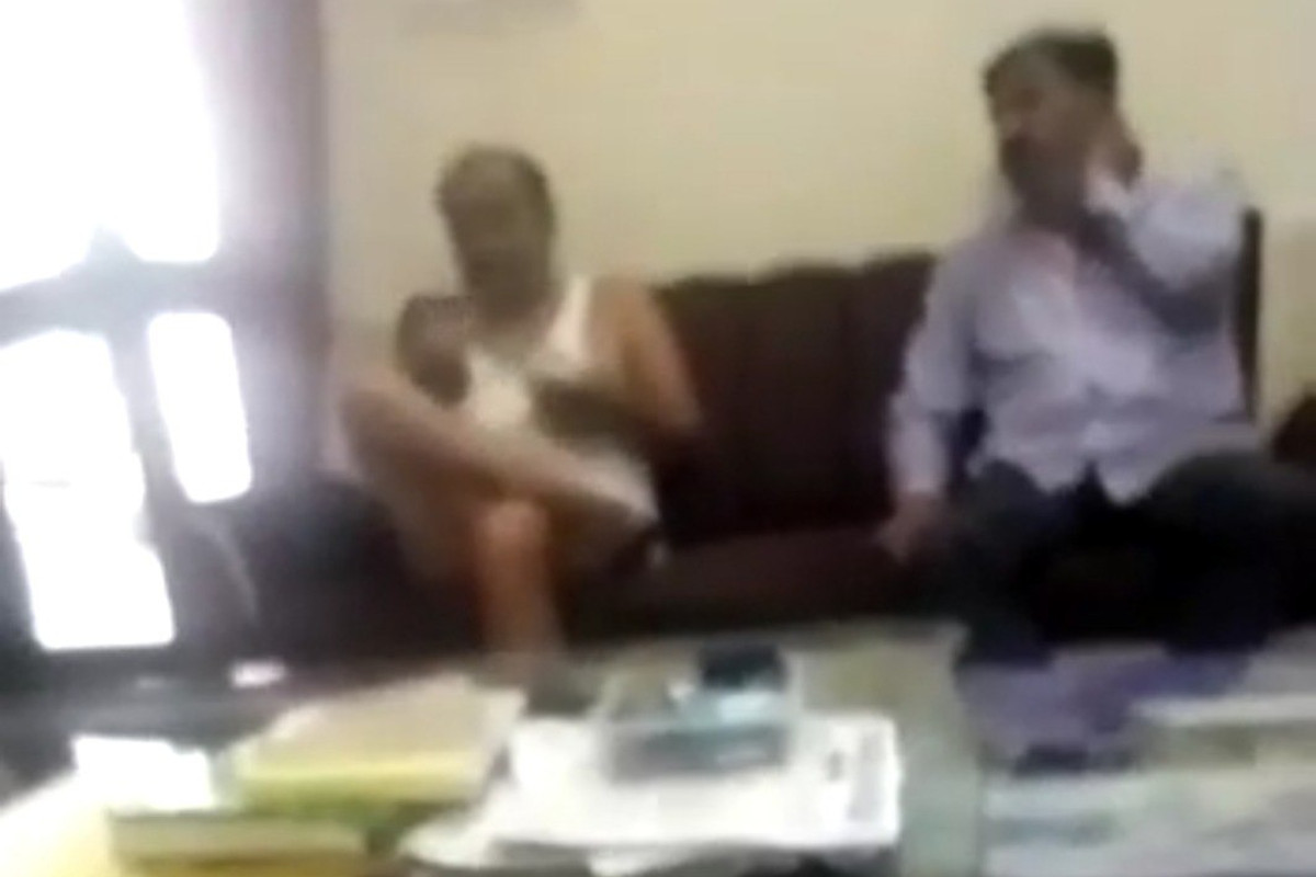 video-of-bjp-councilor-recovering-from-sanitation-workers-goes-viral.jpg