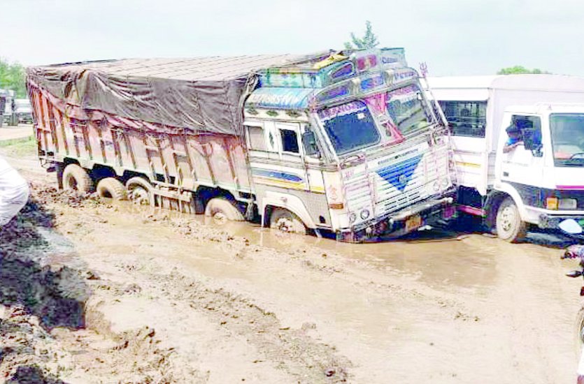  There was a long jam due to the fall of the truck in the mud