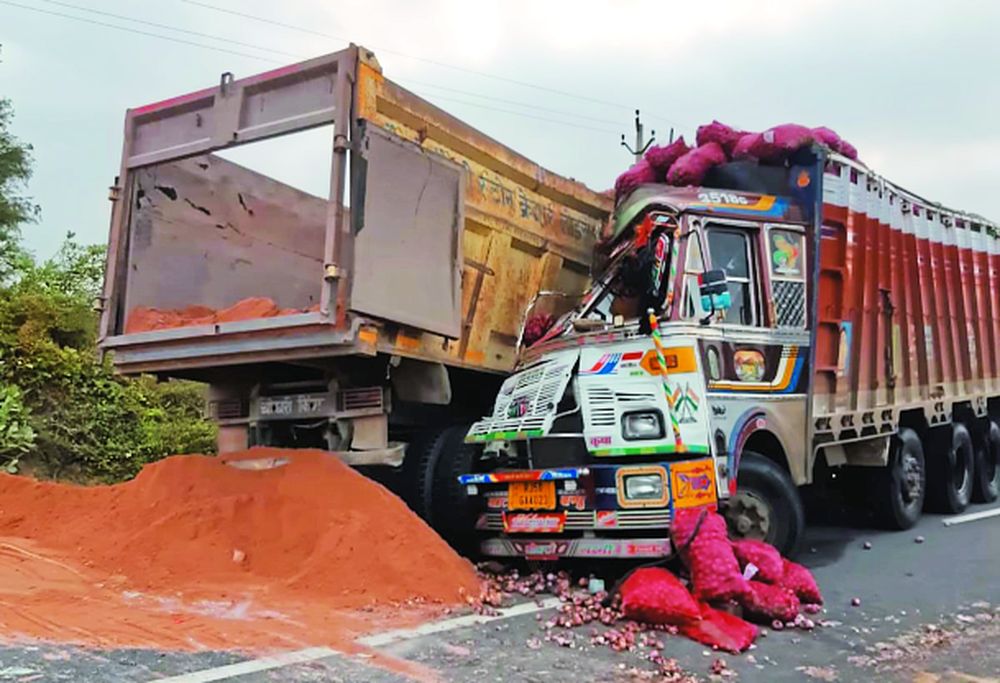 Truck And Dumper Collision | ट्रक और डंपर की भिड़ंत, केबिन में फंसे ...