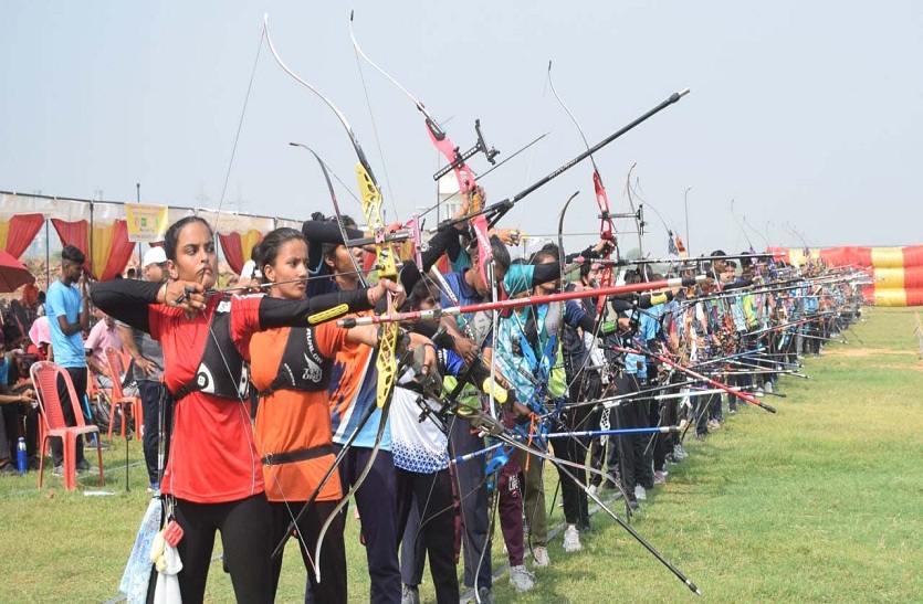 प्रतियोगिता में तीरंदाजों ने लक्ष्य पर साधा निशाना, 350 महिला खिलाड़ी ले रही भाग