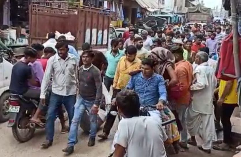The miscreant ran away after robbing Rs 3.50 lakh from the BC operator, the mob thrashed the accused fiercely ... watch video