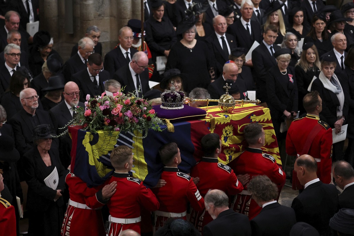 Queen Elizabeth II Funeral: अंतिम सफर पर महारानी एलिजाबैथ-II, विदाई देने के लिए दुनिया भर की हस्तियां लंदन में मौजूद
