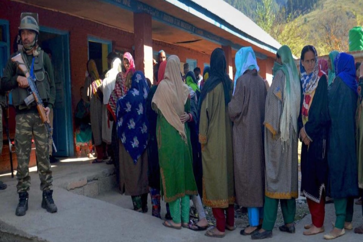 जम्मू-कश्मीर में पहली बार वोट डालेंगे पाकिस्तानी शरणार्थी, 5400 परिवारों को 68 साल बाद मिलेगा जमीन का हक,  दी गई 5.5 लाख रुपए की आर्थिक मदद