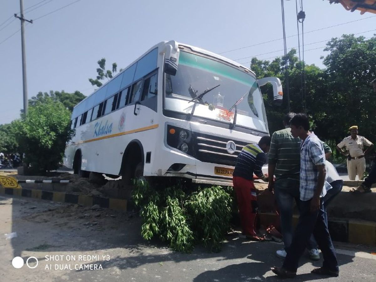 Bus Accident : डिवाइडर पर चढ़ी बस, यात्रियों में मचा हड़कम्प