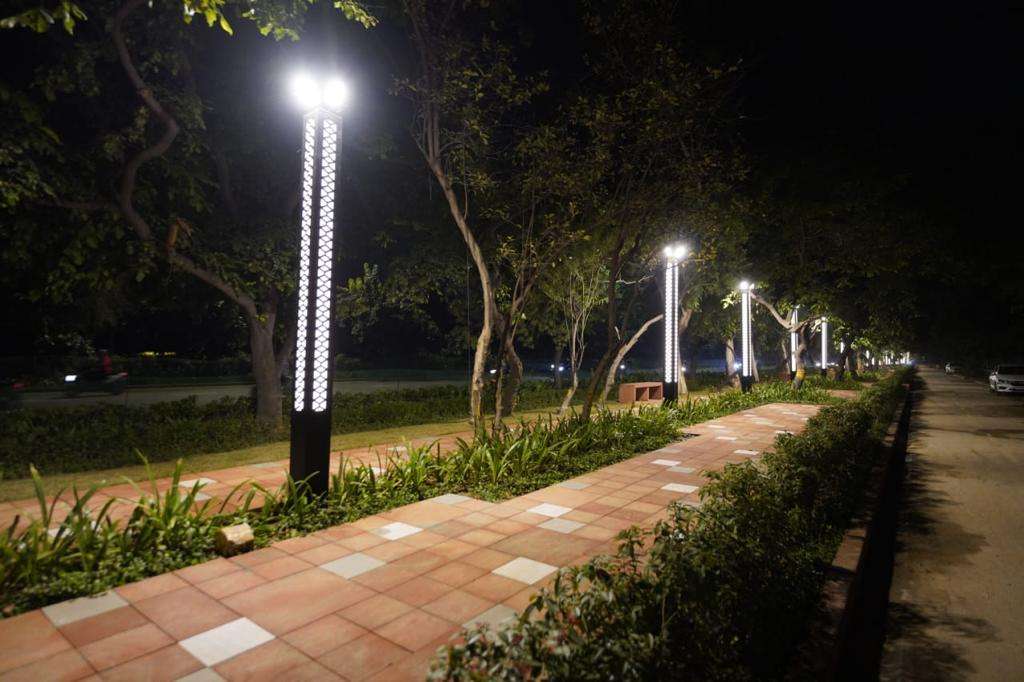 Delhi: दिल्ली की 540 किमी की सड़कें बनेंगी विश्वस्तरीय, सैंड स्टोन आर्टवर्क से लेकर डिजाइनर एलईडी लाइटों से जगमगाएंगी सड़कें