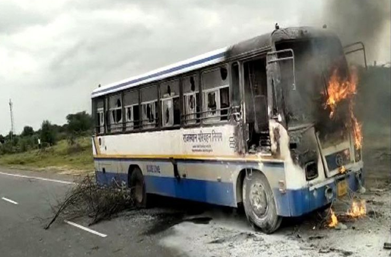 रोडवेज की टक्कर से बालिका की मौत, पदयात्रियों ने फूंकी बस, जयपुर-कोटा हाईवे पर लगाया जाम