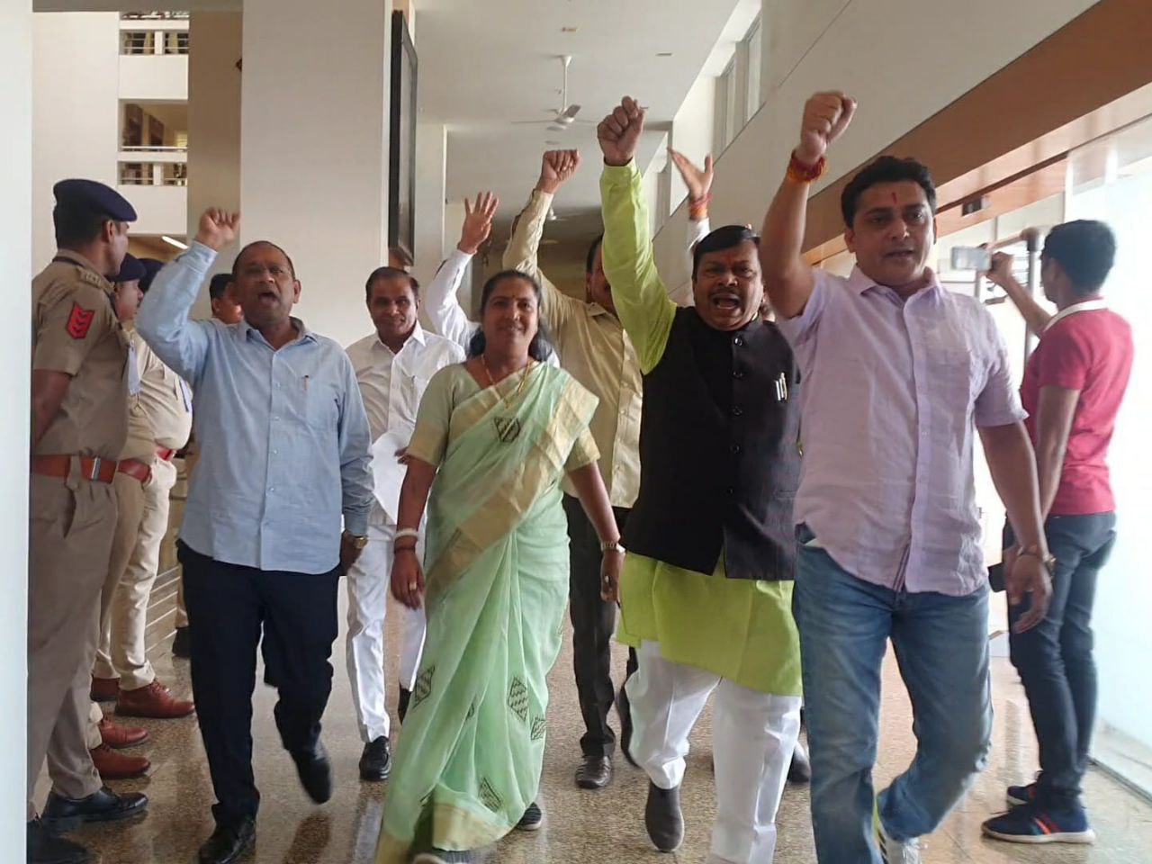 Gujarat: गुजरात विधानसभा में लगातार दूसरे दिन 11 विधायक निलंबित, वॉकआउट
