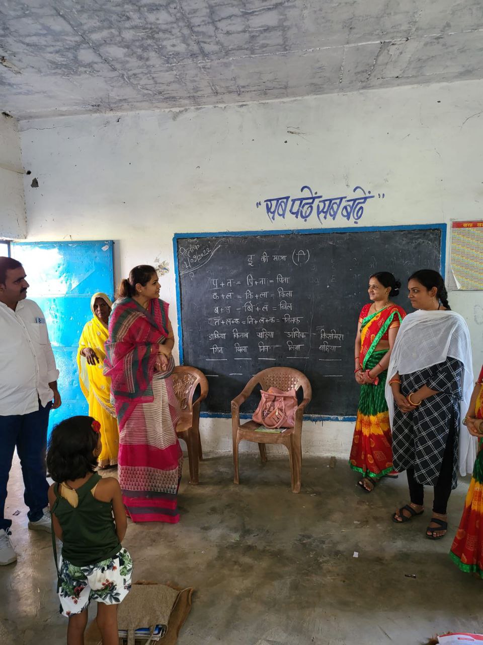 डीइओ के गृह जिले में मनमानी चरम पर, कहीं स्कूल में मजदूर रोके, कहीं लड़ रहे शिक्षक शिक्षण व्यवस्था चारों खाने चित्त