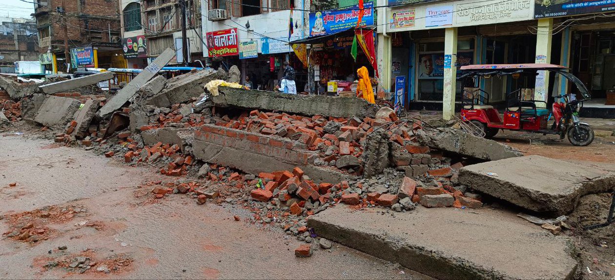 बिना मुनादी कराए एक दर्जन गुमटियों व ठेलों को रात में जेसीबी से तोड़ा