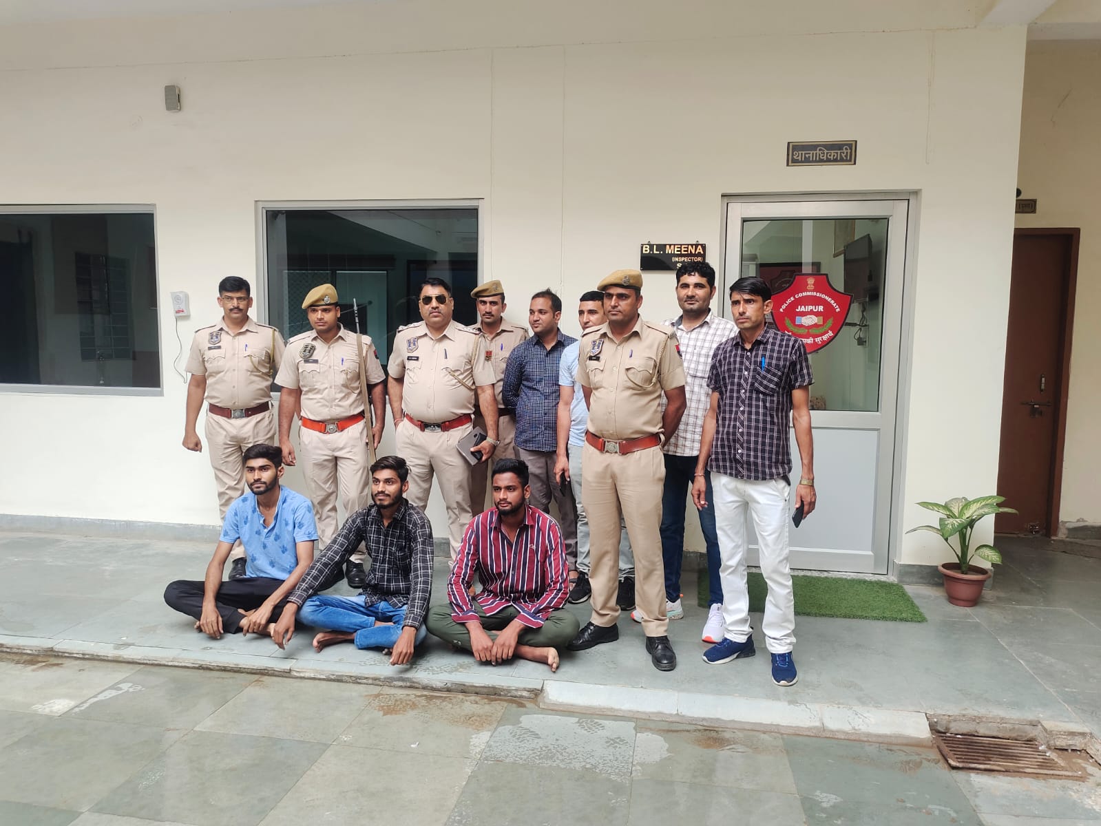 जयपुर में टली बड़ी वारदात, पुलिस ने बदमाशों को घेरा, हथियारों सहित दबोचा