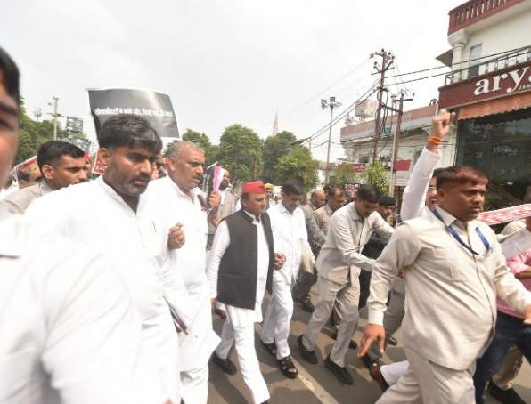 सपा अध्यक्ष अखिलेश यादव ने सदन से किया वाकआउट, विधायकों के साथ पैदल मार्च निकाला