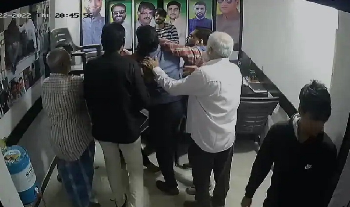 AIMIM Office Attack: ठाणे में एआईएमआईएम कार्यालय में तोड़फोड़, एक शख्स को अज्ञात लोगों ने लाठी-डंडो से पीटा