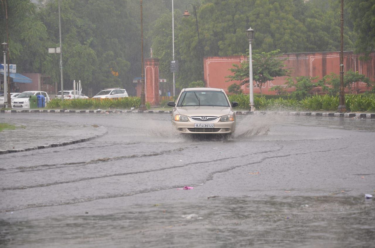 जयपुर में एक घंटे तक जमकर बारिश, सड़कों पर बहा पानी