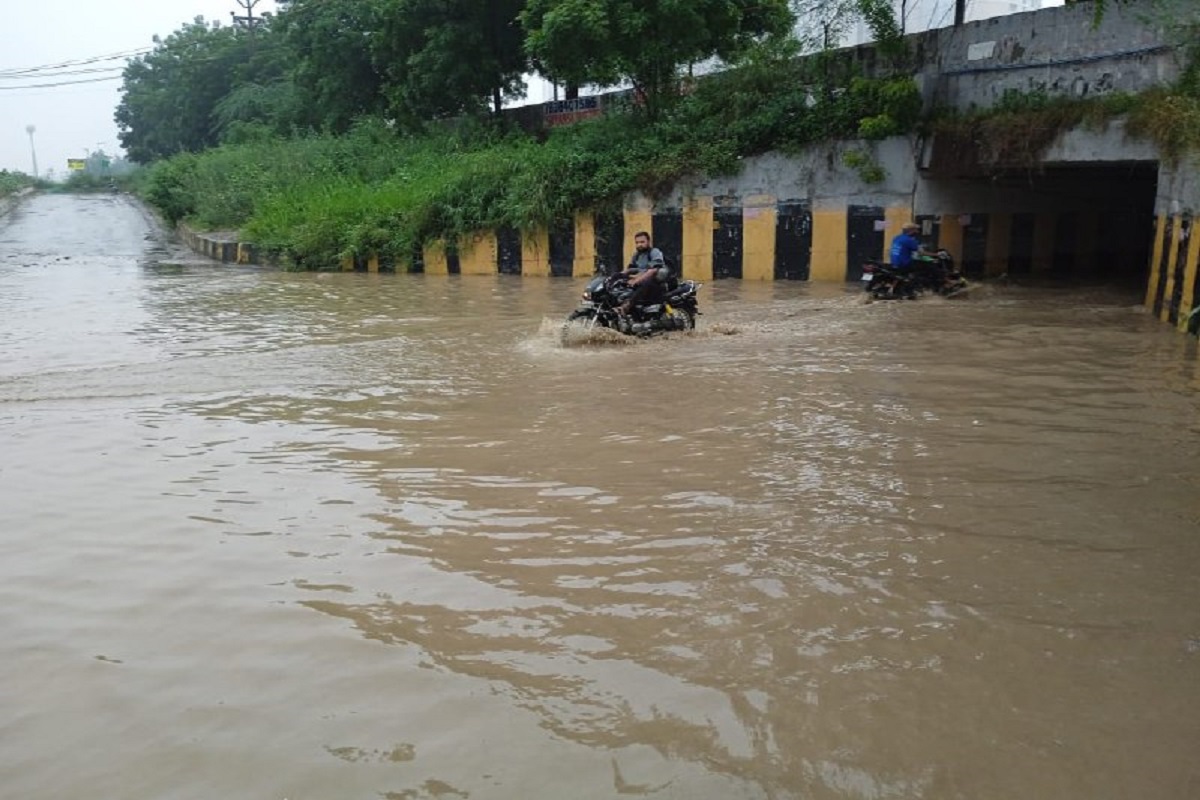 Noida: बारिश ने खोली दावों की पोल, कई सड़कें जाम, कलक्ट्रेट हुआ पानी-पानी