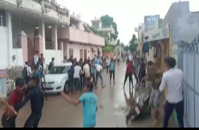 live video... churu taranager: छात्रों के दो गुटों में खूनी संर्घष, वीडियो वायरल