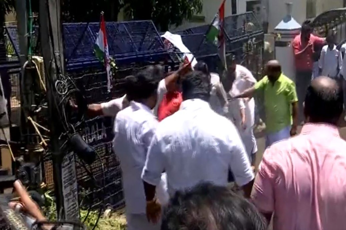 Video: केरल में कांग्रेस नेता जितिन कलाथुर की गिरफ्तारी के विरोध में कांग्रेस ने निकाला मार्च, पुलिस ने उठाया ये कदम