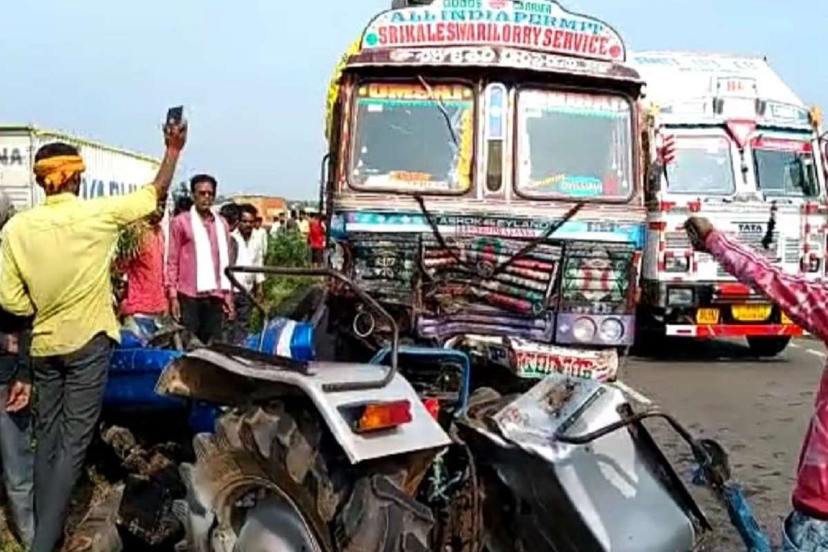 ललितपुर में ट्रक और ट्रैक्टर की सीधी टक्कर में चार की दर्दनाक मौत, आठ गंभीर