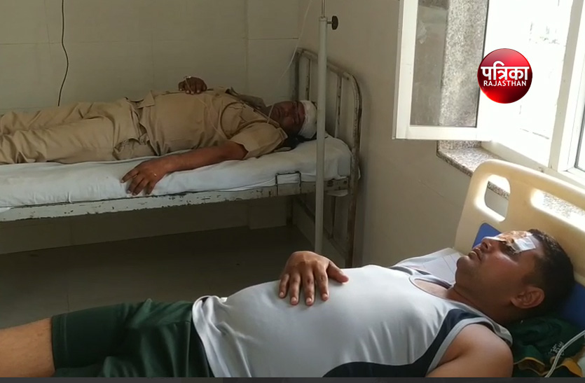 video: शराब से भरी पिकअप ने पुलिस जीप को मारी टक्कर, 3 पुलिसकर्मी घायल, एक को किया जयपुर रेफर