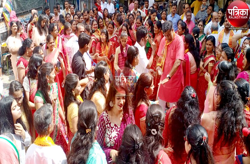 VIDEO : Agrasen Jayanti 2022 : शोभायात्रा में गूंजे जयकारे, युवाओं ने नृत्य किया, पुष्पवर्षा से स्वागत