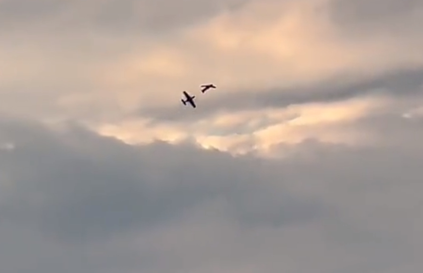 Video: आसमान में टकराए दो प्लेन, फिर हुआ कुछ ऐसा, देखने वालों की कांप गई रूह