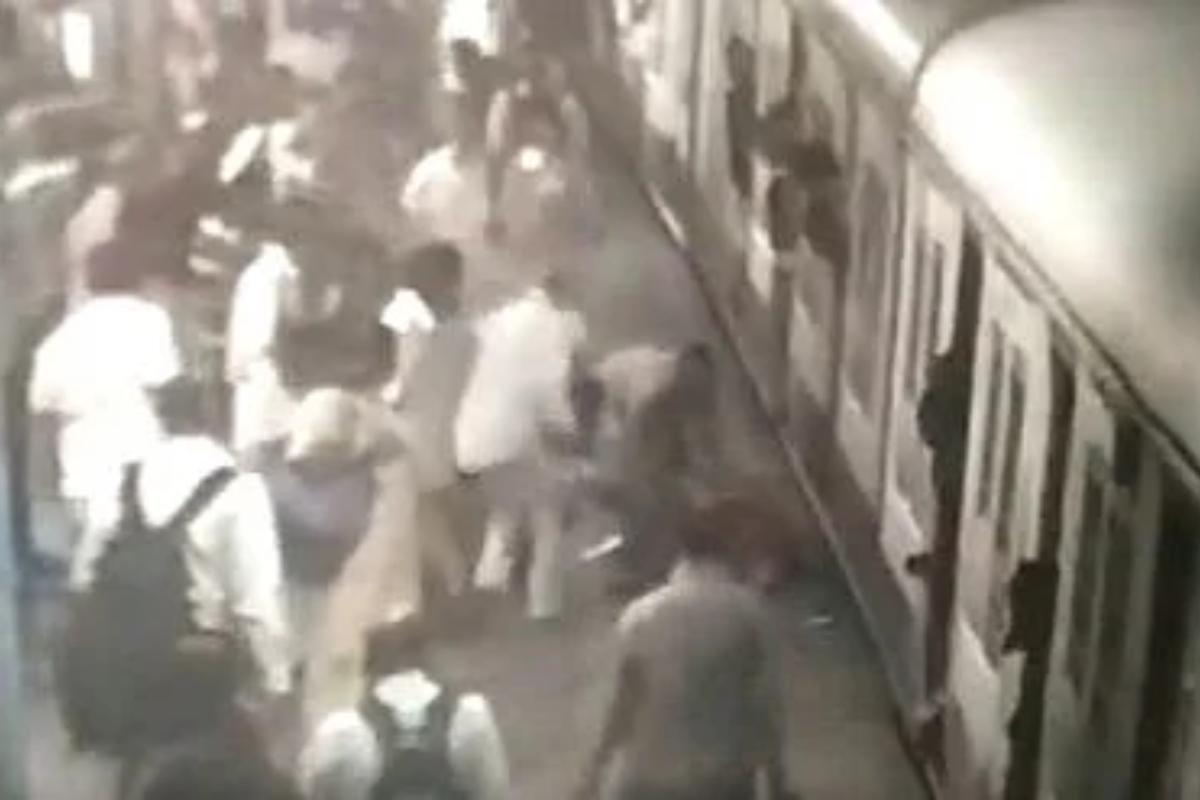 Mumbai News: अंधेरी में प्लेटफार्म और ट्रेन के बीच फंसी महिला, हेड कांस्टेबल ऐसे बचाई जान; देखें वीडियो