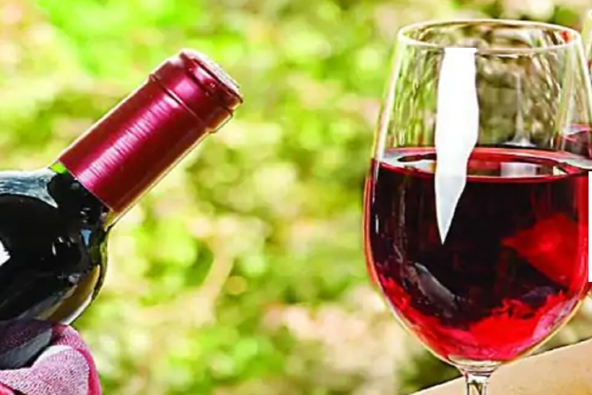 1 мая вино. Май и вино. Вино с добавлением реальгара. Вино и мясо. Красное вино в Молдове в стакане.