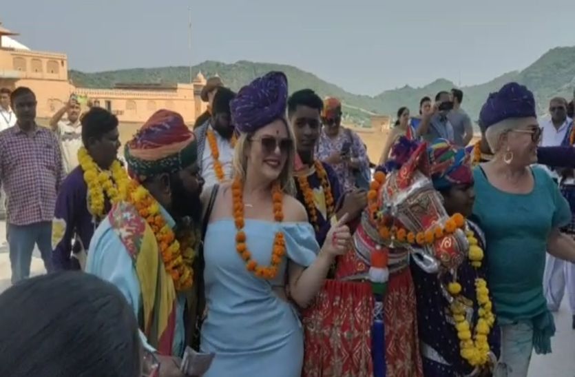 जयपुर के आमेर महल में विदेशियों का डांस.... देखिए VIDEO