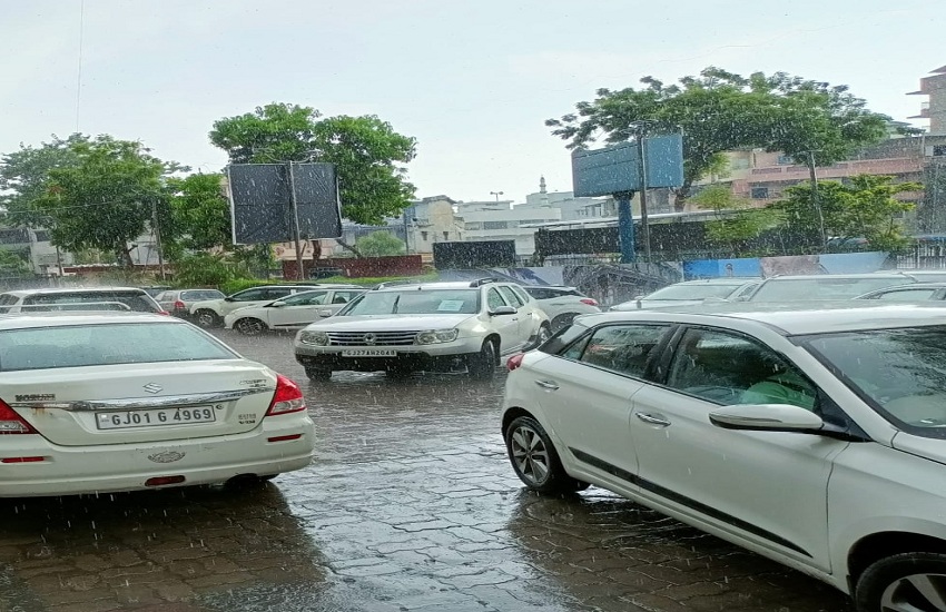 अहमदाबाद में खुली धूप के बीच कई क्षेत्रों में बारिश