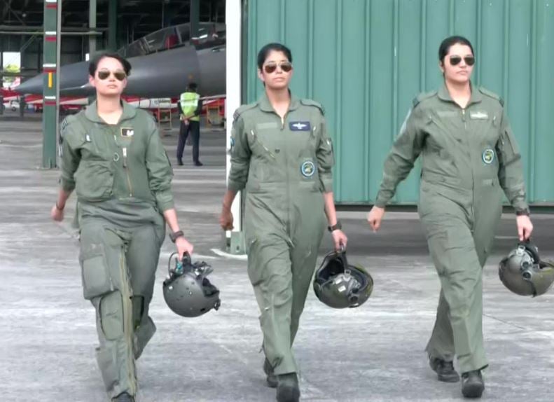 Video: चीन की सरहद पर वायुसेना की महिला पायलटों ने दिखाया दम, देखिए वीडियो