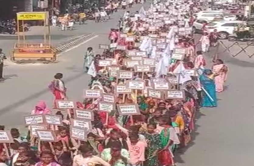 वीडियो : डूंगरपुर में जुटा आदिवासी समाज, निकाली रैली