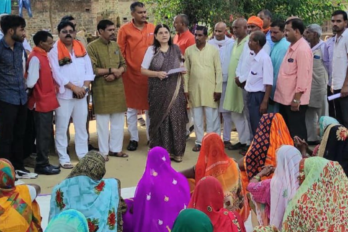 डाक्टरों की कमी से मेनका गांधी चिंतित, महमूदपुर गांव सांसद आदर्श गांव घोषित