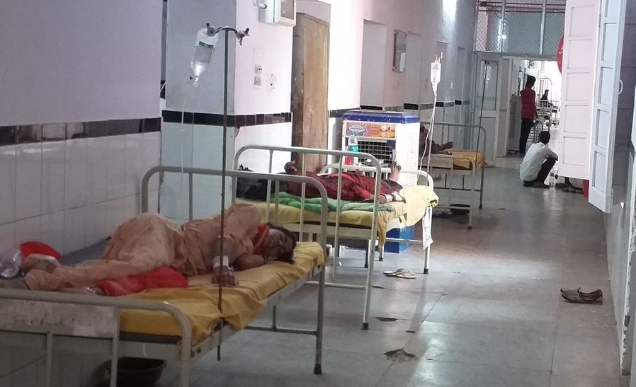बेकाबू बुखार: एक बेड पर दो-दो बच्चे भर्ती, अस्पताल के गलियारों में लगाने पड़े बेड