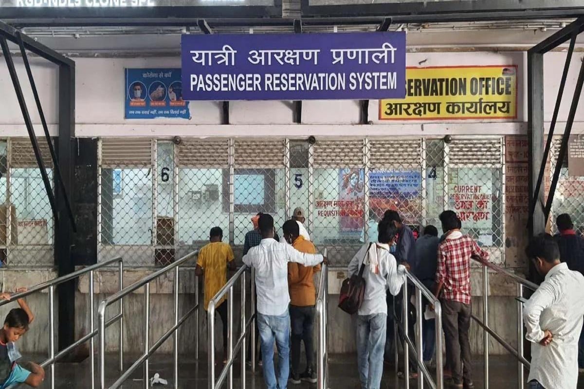 त्यौहार पास आते ही रेलवे ने बढ़ाया प्लेटफॉर्म टिकट के दाम, अब देने होंगे इतने रुपए